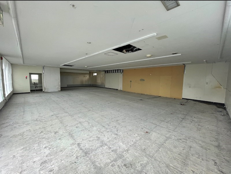 貸店舗・事務所　八尾市 服部川2丁目　広さ約５４坪　平屋建て　前面駐車スペースあり 玄関